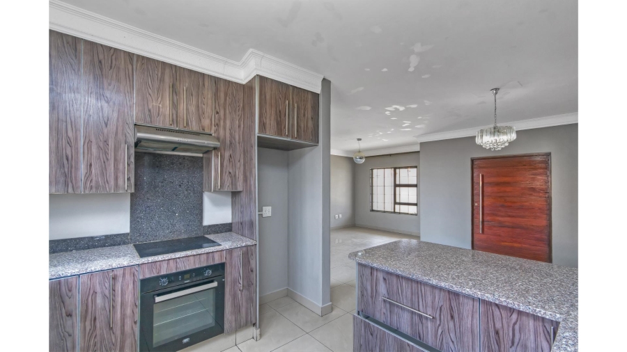 5 Bedroom Property for Sale in Blue Hills Gauteng