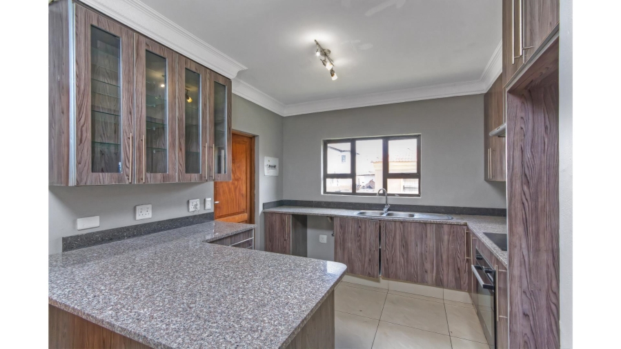 5 Bedroom Property for Sale in Blue Hills Gauteng