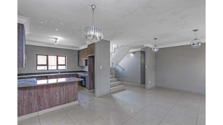 5 Bedroom Property for Sale in Blue Hills Gauteng