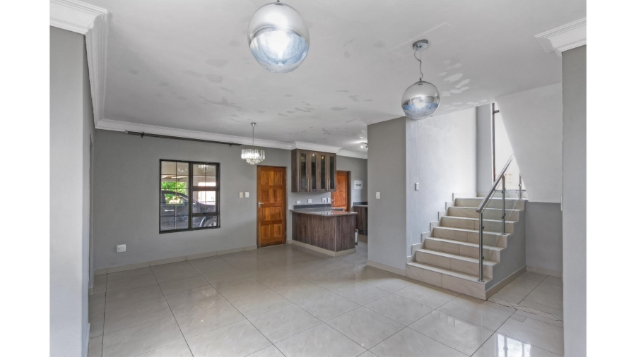 5 Bedroom Property for Sale in Blue Hills Gauteng