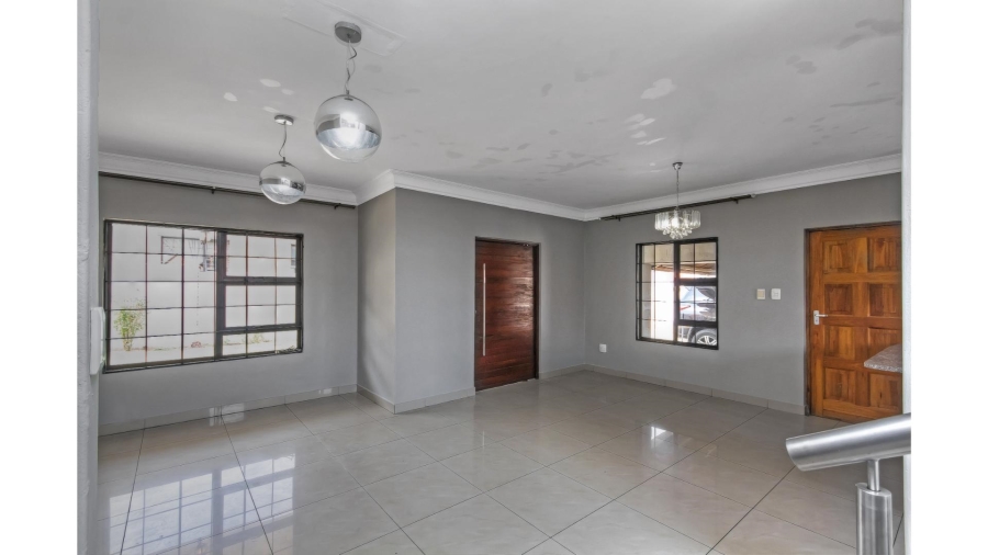 5 Bedroom Property for Sale in Blue Hills Gauteng