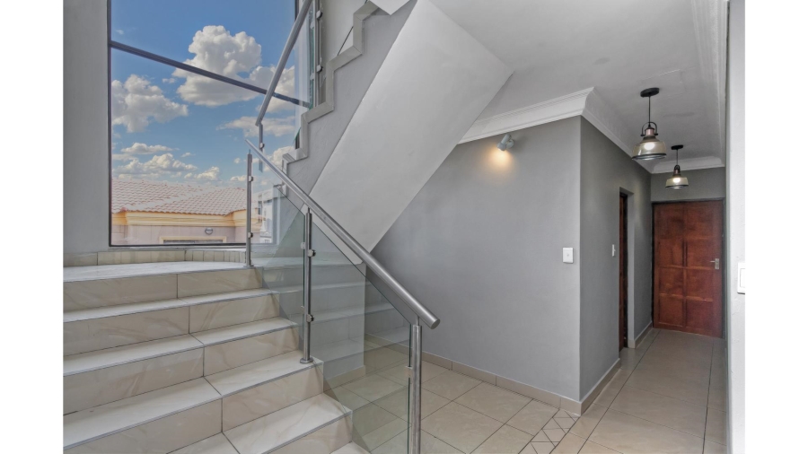 5 Bedroom Property for Sale in Blue Hills Gauteng