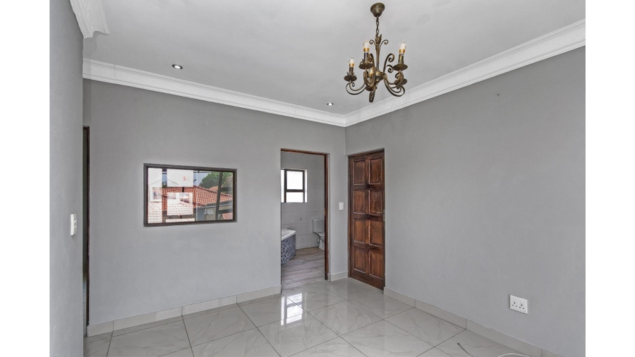 5 Bedroom Property for Sale in Blue Hills Gauteng