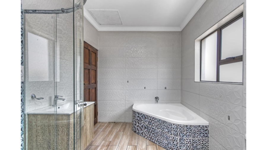 5 Bedroom Property for Sale in Blue Hills Gauteng
