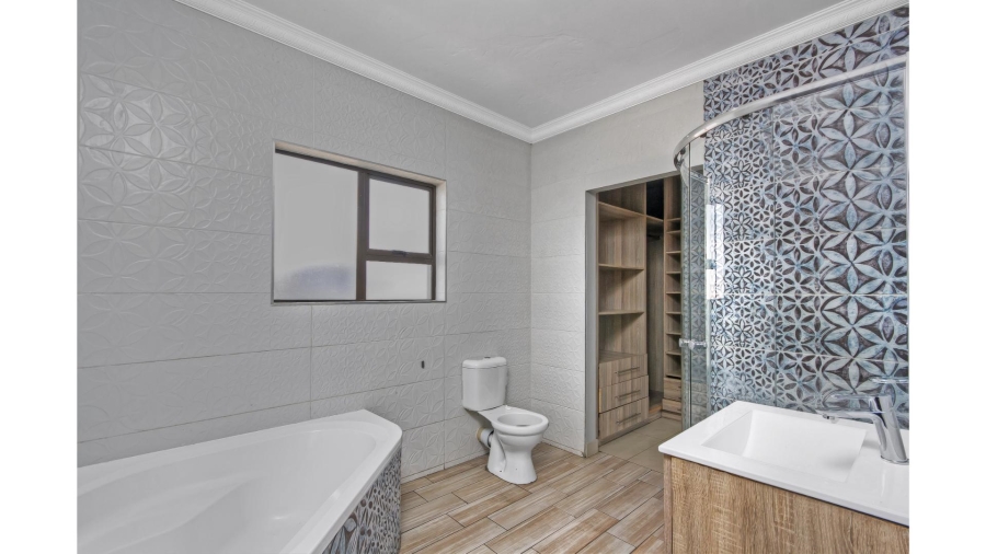 5 Bedroom Property for Sale in Blue Hills Gauteng