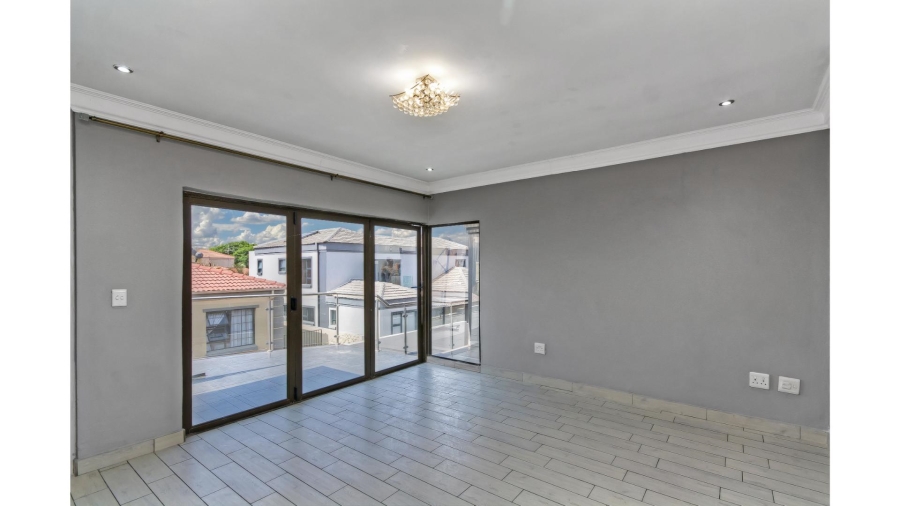 5 Bedroom Property for Sale in Blue Hills Gauteng
