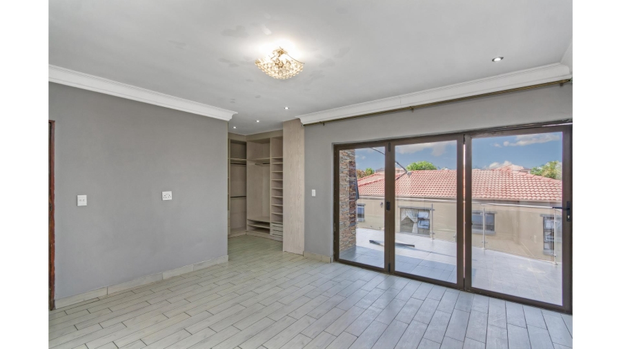 5 Bedroom Property for Sale in Blue Hills Gauteng