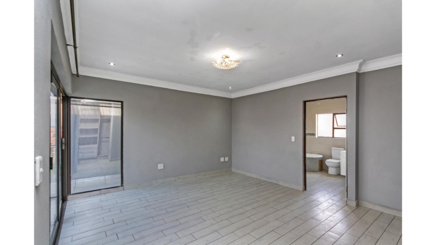 5 Bedroom Property for Sale in Blue Hills Gauteng