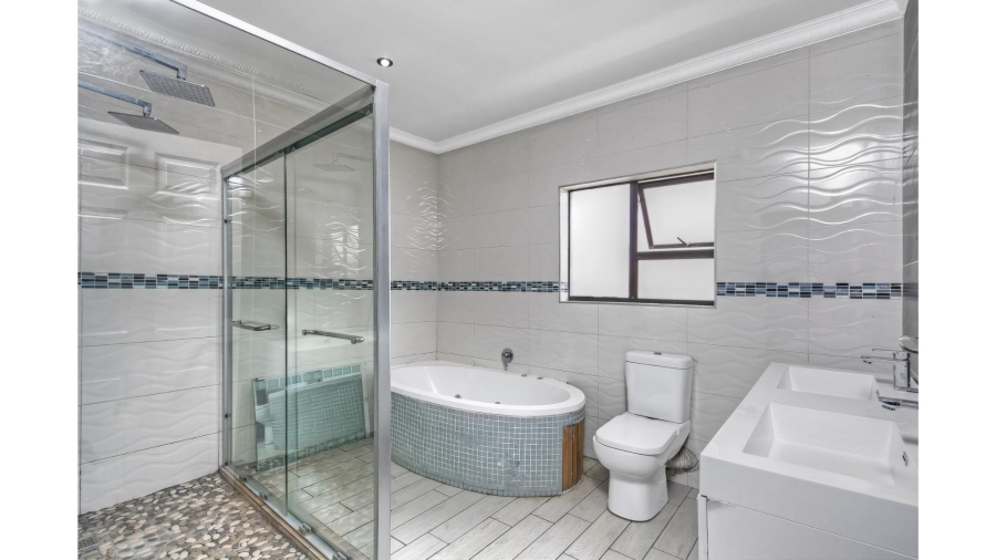 5 Bedroom Property for Sale in Blue Hills Gauteng