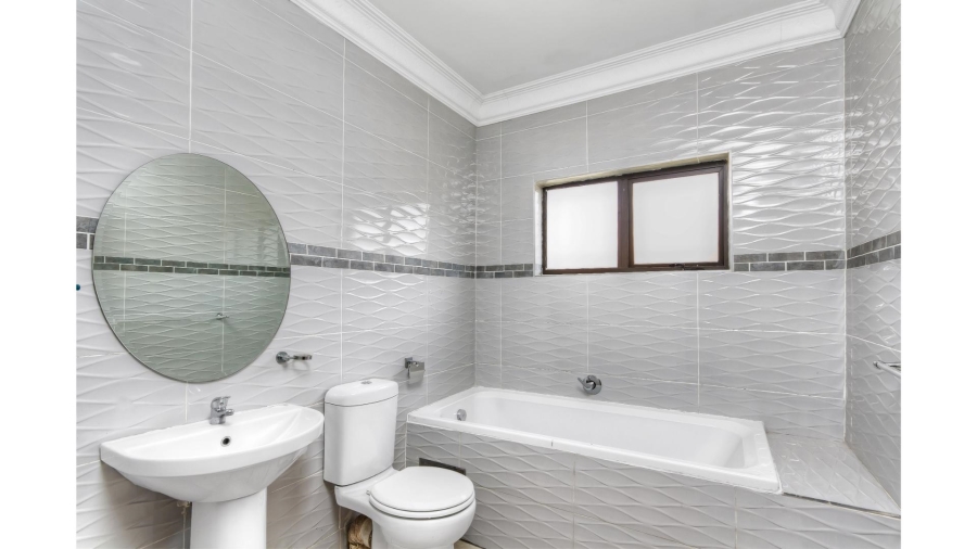5 Bedroom Property for Sale in Blue Hills Gauteng