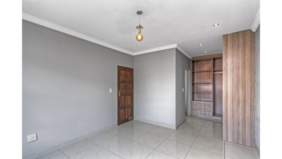 5 Bedroom Property for Sale in Blue Hills Gauteng