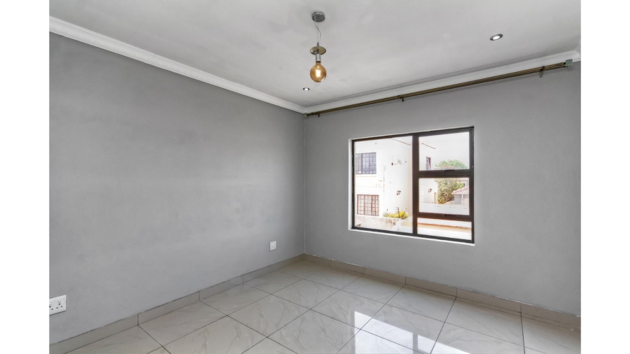 5 Bedroom Property for Sale in Blue Hills Gauteng