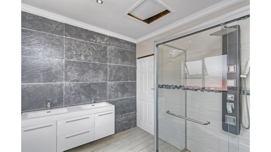 5 Bedroom Property for Sale in Blue Hills Gauteng