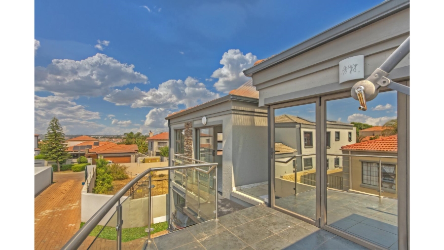 5 Bedroom Property for Sale in Blue Hills Gauteng