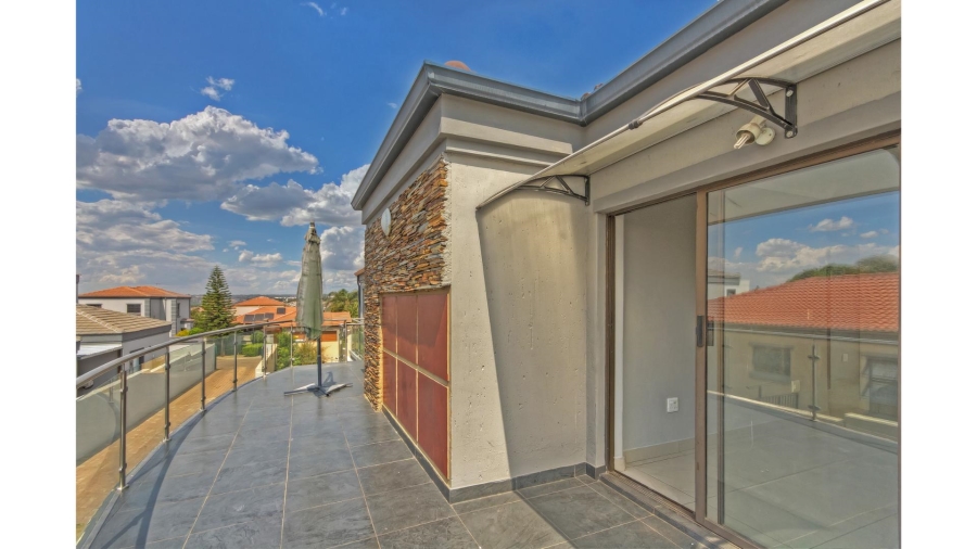5 Bedroom Property for Sale in Blue Hills Gauteng