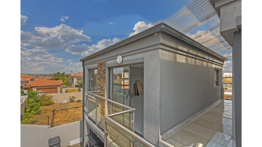 5 Bedroom Property for Sale in Blue Hills Gauteng