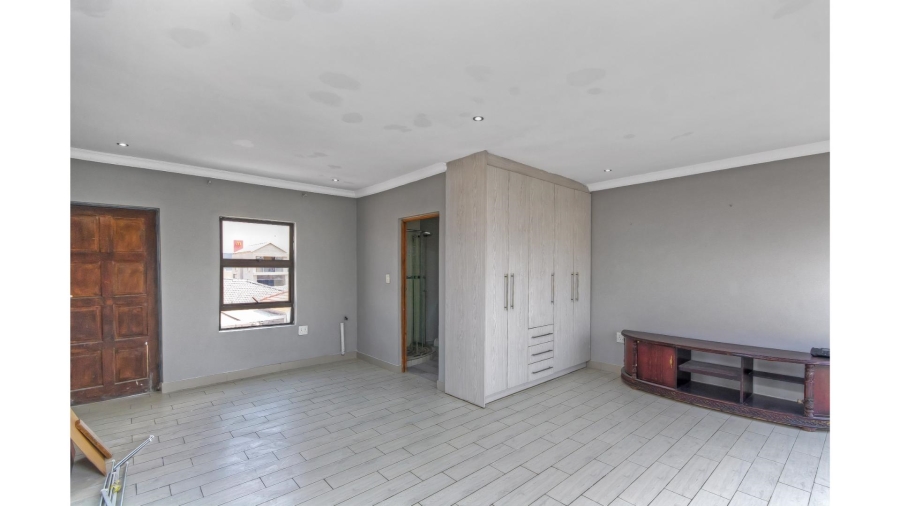 5 Bedroom Property for Sale in Blue Hills Gauteng