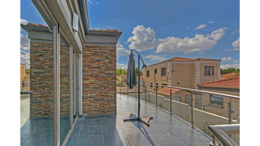 5 Bedroom Property for Sale in Blue Hills Gauteng