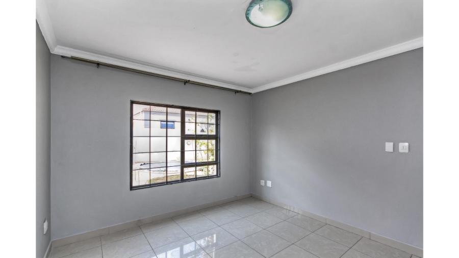5 Bedroom Property for Sale in Blue Hills Gauteng