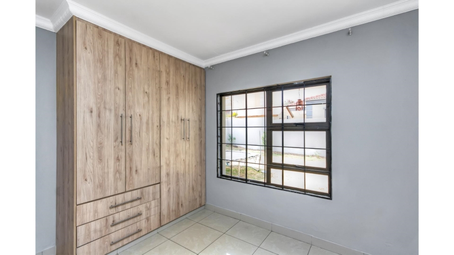 5 Bedroom Property for Sale in Blue Hills Gauteng