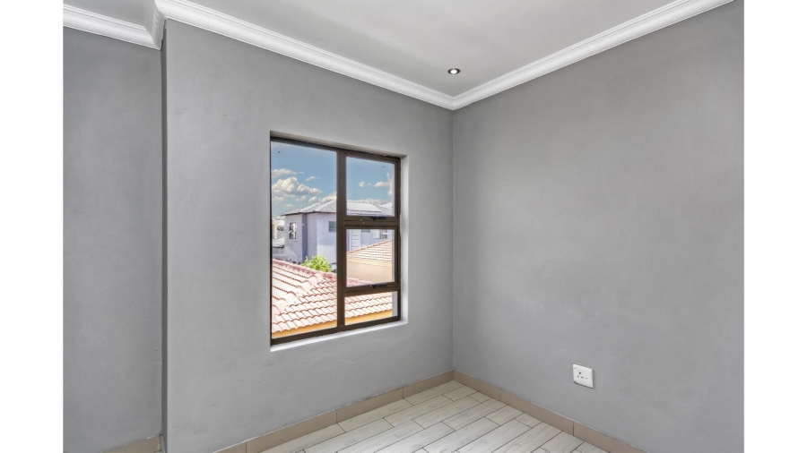 5 Bedroom Property for Sale in Blue Hills Gauteng