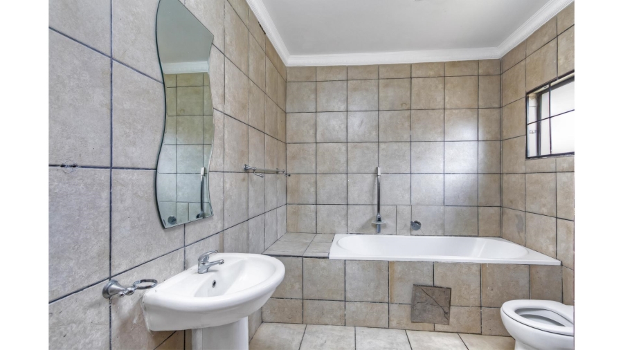 5 Bedroom Property for Sale in Blue Hills Gauteng