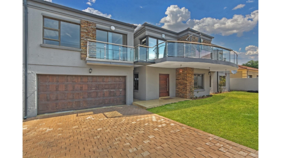 5 Bedroom Property for Sale in Blue Hills Gauteng