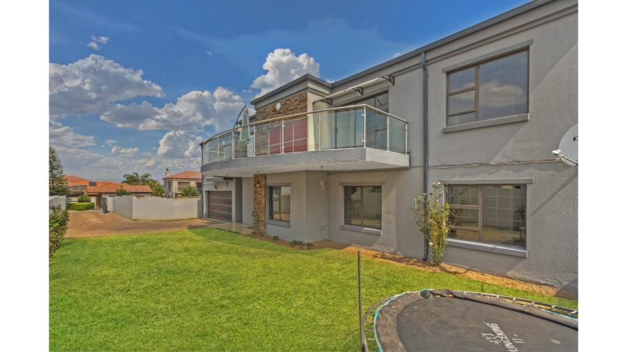 5 Bedroom Property for Sale in Blue Hills Gauteng