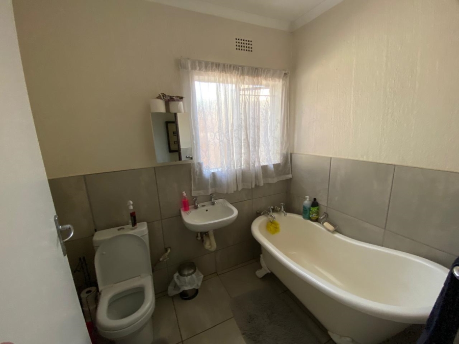 To Let 4 Bedroom Property for Rent in Garsfontein Gauteng