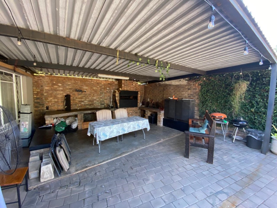 To Let 4 Bedroom Property for Rent in Garsfontein Gauteng
