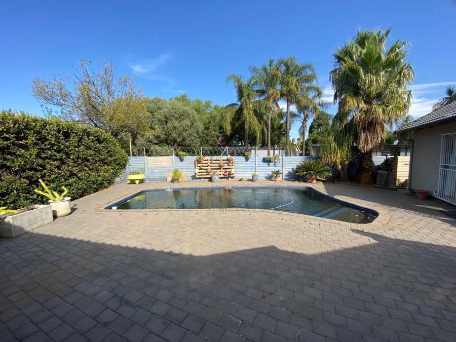 To Let 4 Bedroom Property for Rent in Garsfontein Gauteng