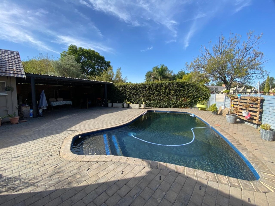 To Let 4 Bedroom Property for Rent in Garsfontein Gauteng