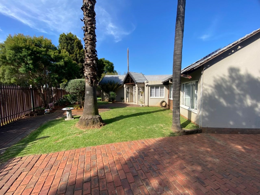To Let 4 Bedroom Property for Rent in Garsfontein Gauteng