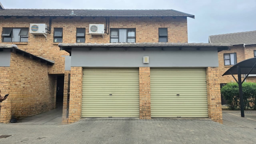 3 Bedroom Property for Sale in Rooihuiskraal North Gauteng