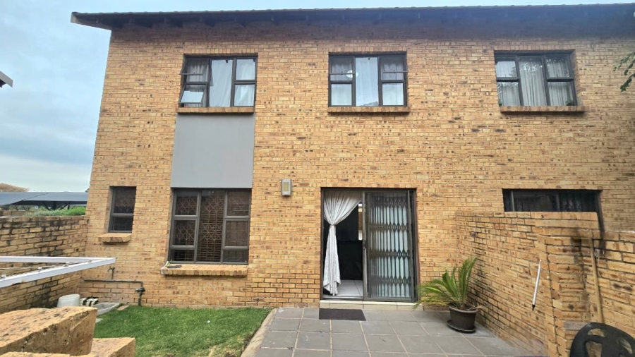 3 Bedroom Property for Sale in Rooihuiskraal North Gauteng