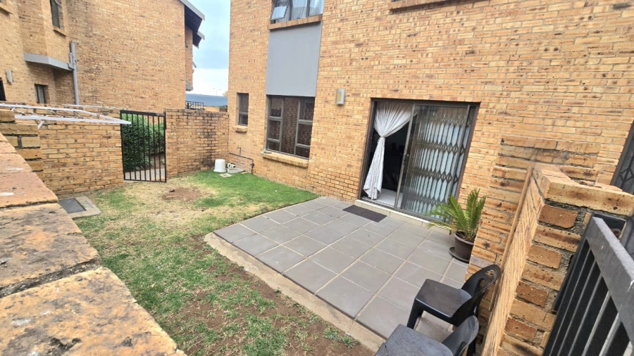3 Bedroom Property for Sale in Rooihuiskraal North Gauteng