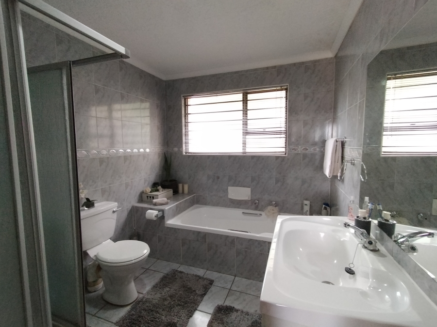 3 Bedroom Property for Sale in Noordheuwel Gauteng