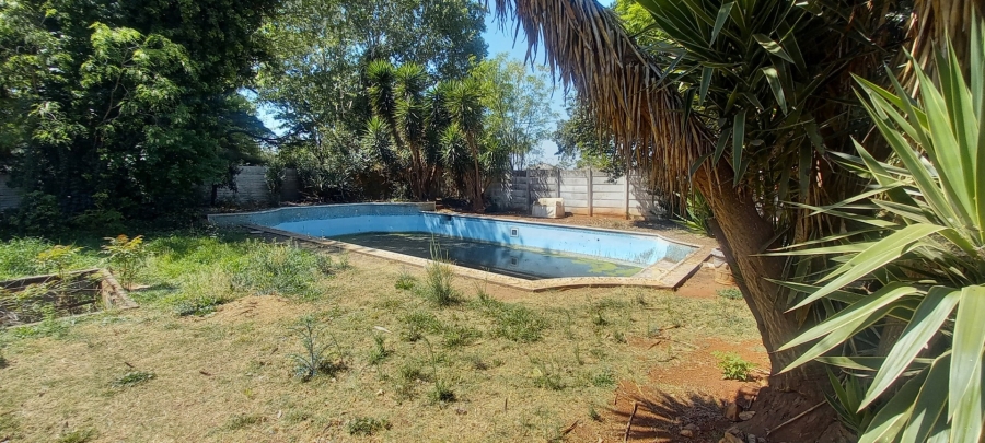6 Bedroom Property for Sale in Daggafontein Gauteng