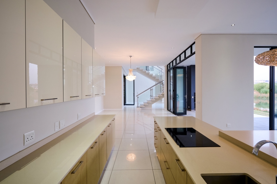 5 Bedroom Property for Sale in Waterfall Country Village Gauteng
