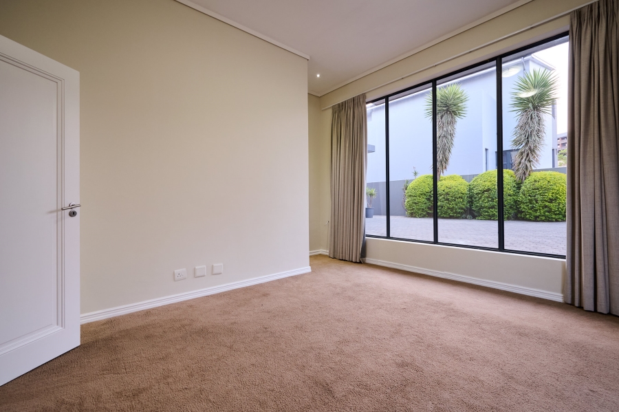 5 Bedroom Property for Sale in Waterfall Country Village Gauteng