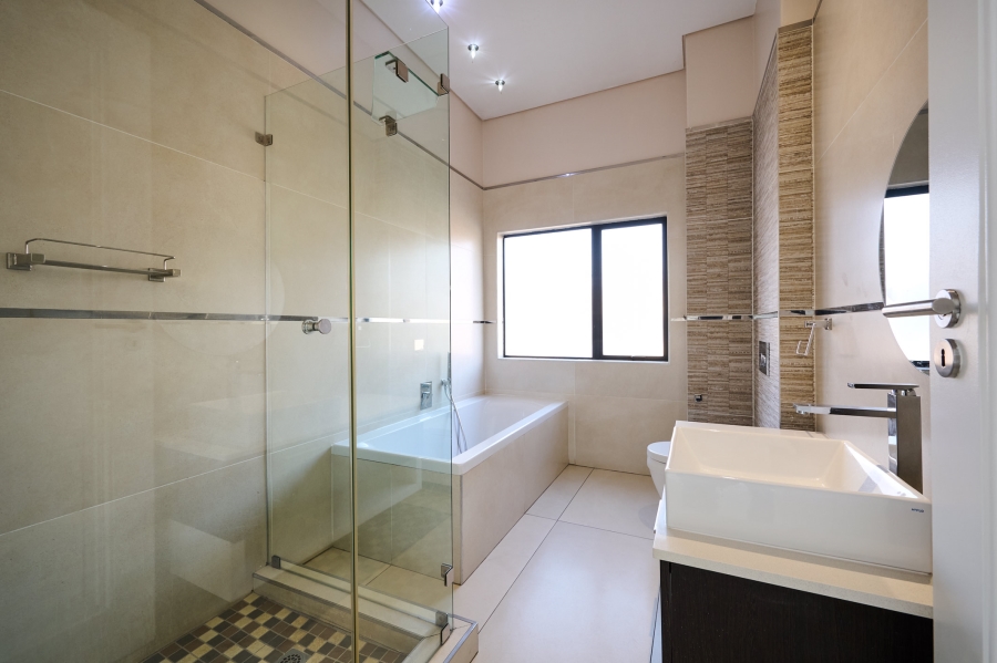 5 Bedroom Property for Sale in Waterfall Country Village Gauteng