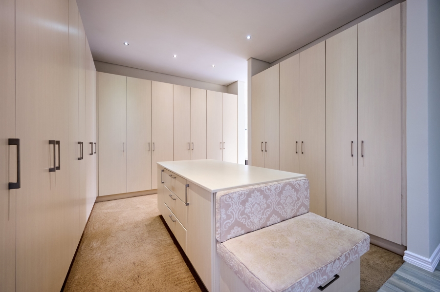 5 Bedroom Property for Sale in Waterfall Country Village Gauteng