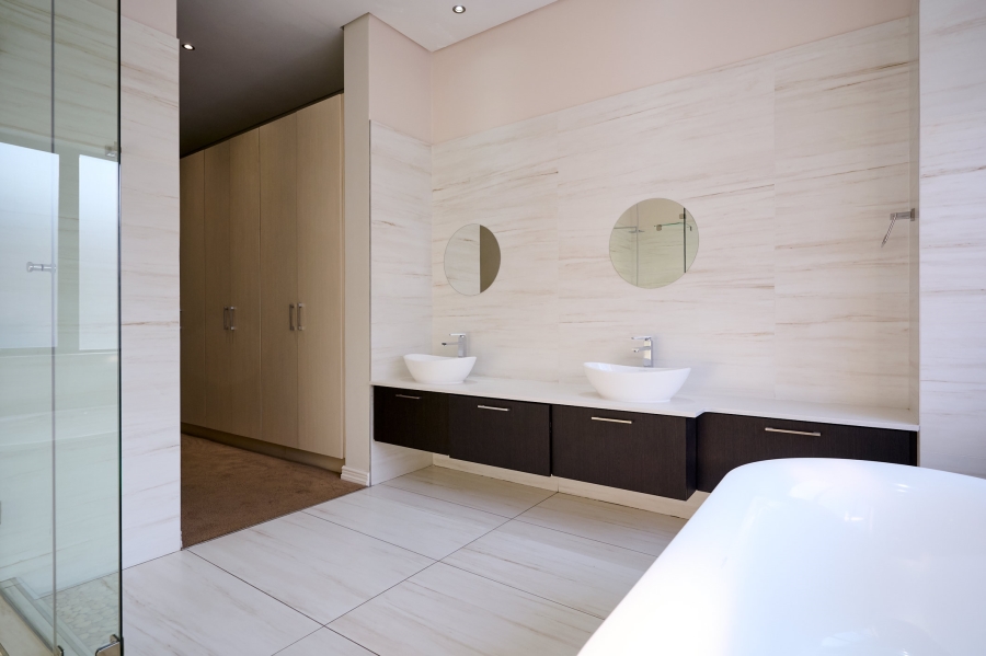 5 Bedroom Property for Sale in Waterfall Country Village Gauteng