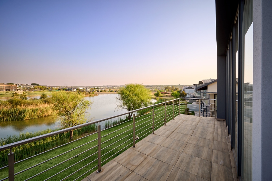 5 Bedroom Property for Sale in Waterfall Country Village Gauteng