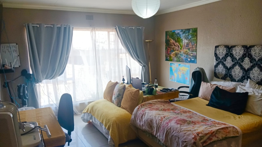 5 Bedroom Property for Sale in Edleen Gauteng