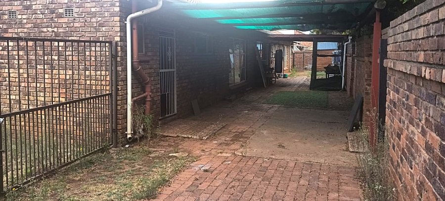 5 Bedroom Property for Sale in Edleen Gauteng