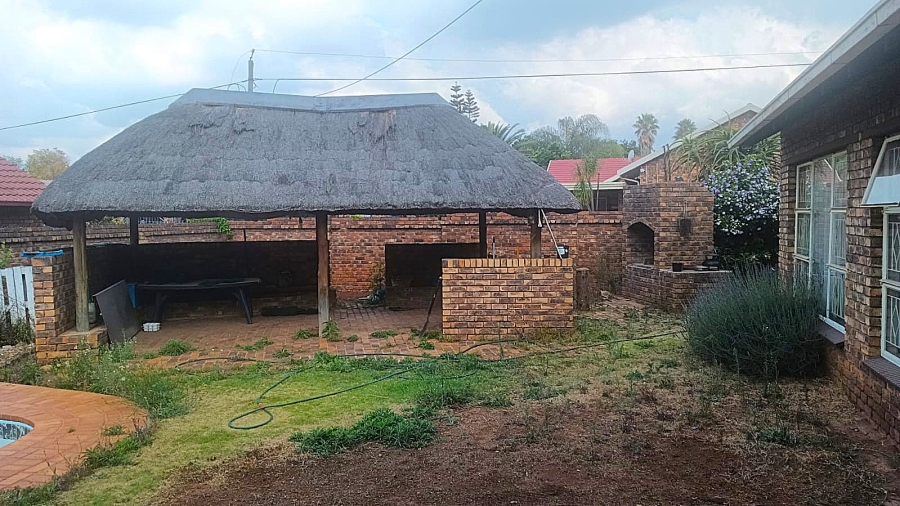 5 Bedroom Property for Sale in Edleen Gauteng