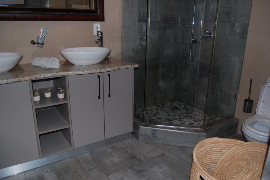 5 Bedroom Property for Sale in Featherbrooke Estate Gauteng