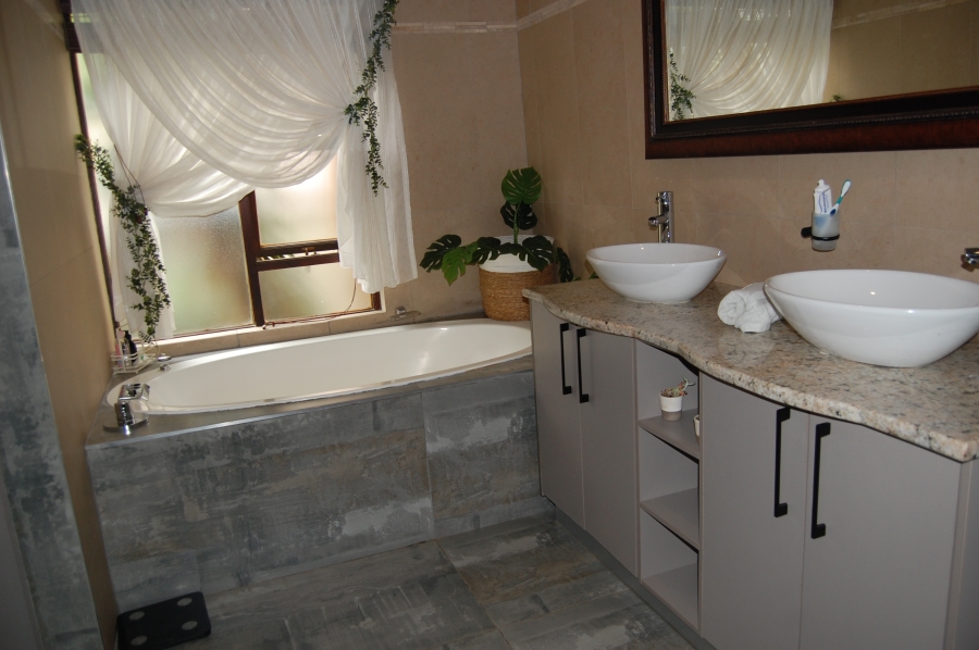 5 Bedroom Property for Sale in Featherbrooke Estate Gauteng