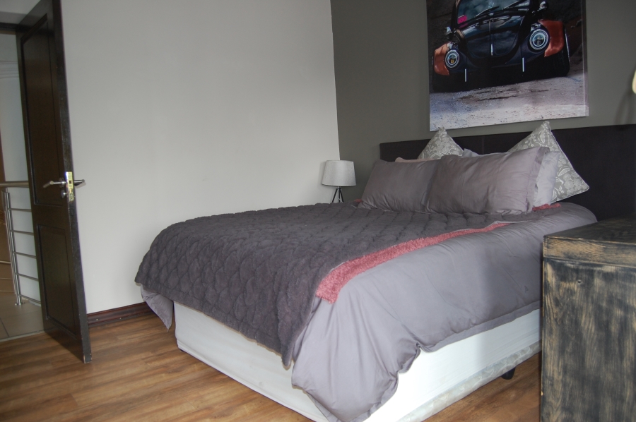 5 Bedroom Property for Sale in Featherbrooke Estate Gauteng